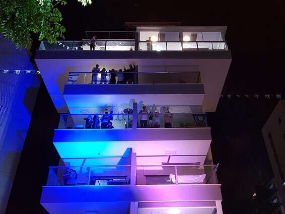 חוגגים במרפסות פתח תקווה // צילום: דוברות עיריית פתח תקווה